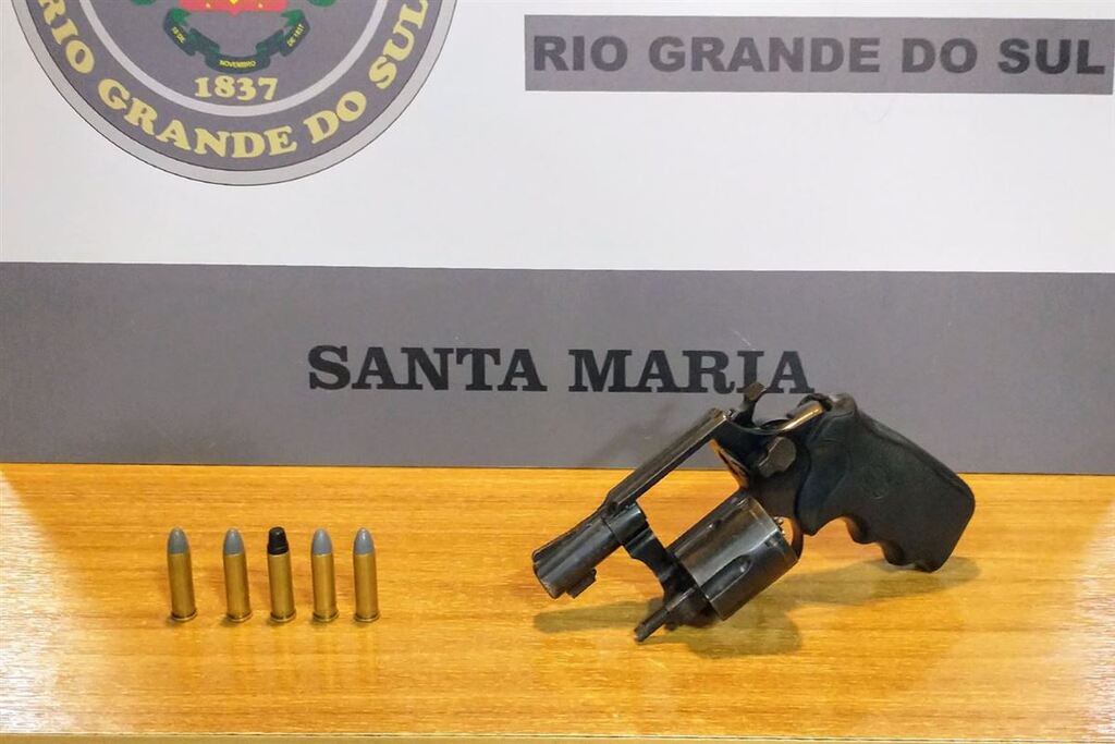 Jovem é preso com arma e munições no Beco do Beijo em Santa Maria