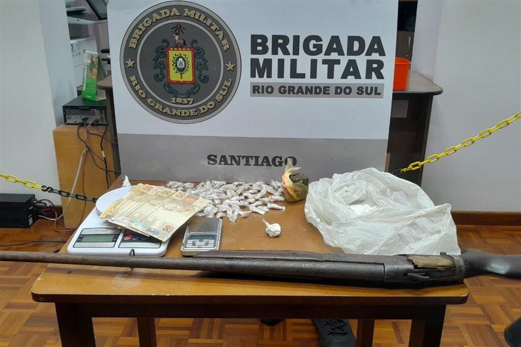 Homem preso por tráfico de drogas e porte ilegal de arma em Santiago