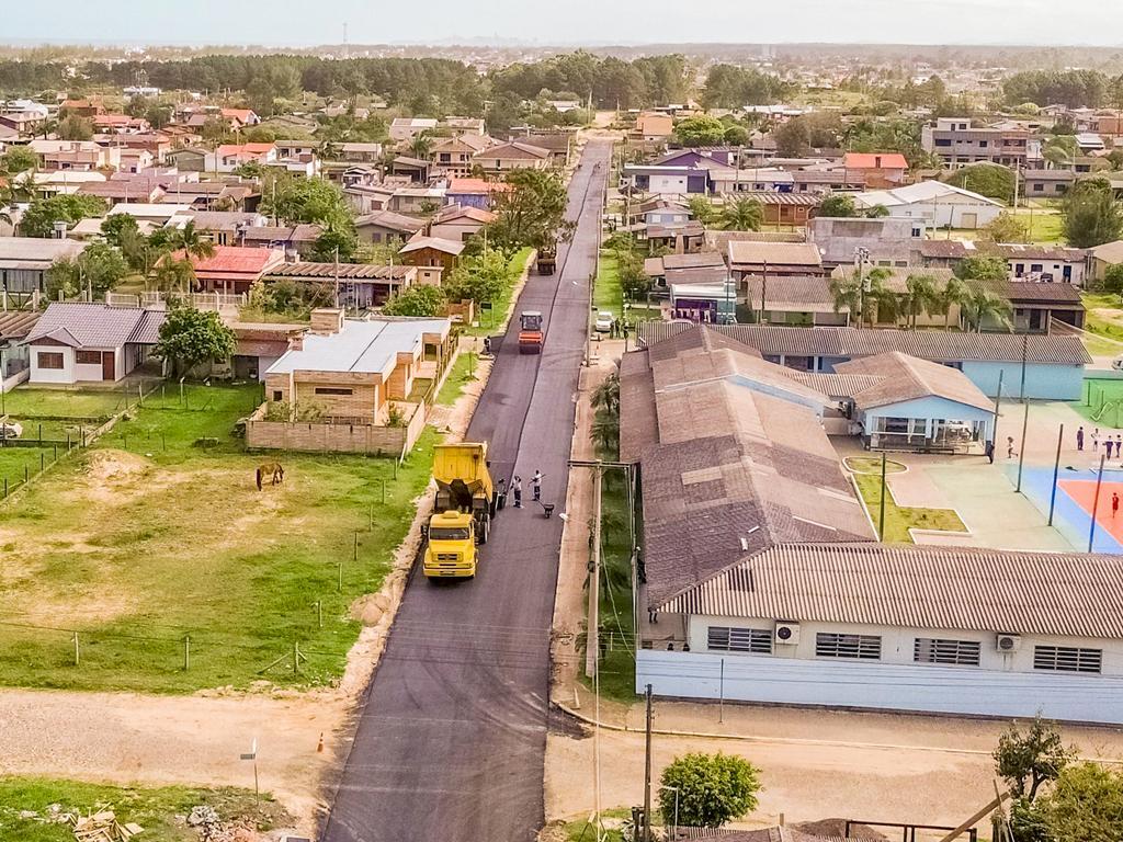 PASSO DE TORRES: OBRA DA ANTIGA INTERPRAIAS SEGUE COM A COLOCAÇÃO  DE ASFALTO