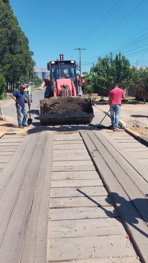 OBRAS UTILIZA MAIS DE 30 TONELADAS DE ASFALTO EM RECUPERAÇÃO DE VIAS.