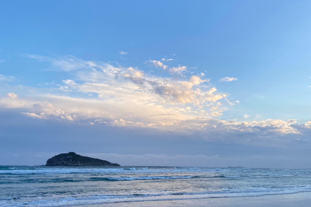 Litoral Sul de Santa Catarina terá fim de semana com sol, ventos fortes e mar agitado