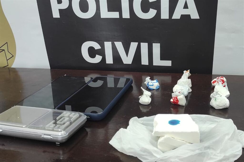 Foto: Polícia Civil - 100 gramas de cocaína foram apreendidos com os suspeitos