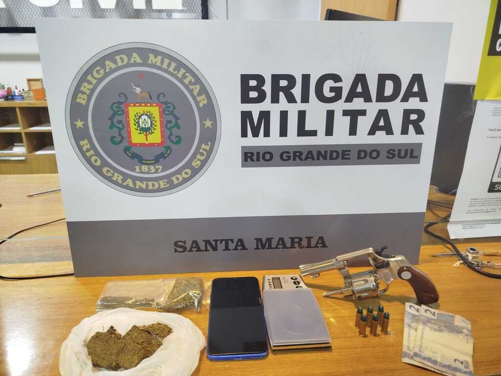 Após denúncia, jovem é preso com arma e drogas no Bairro Passo D'Areia, em Santa Maria