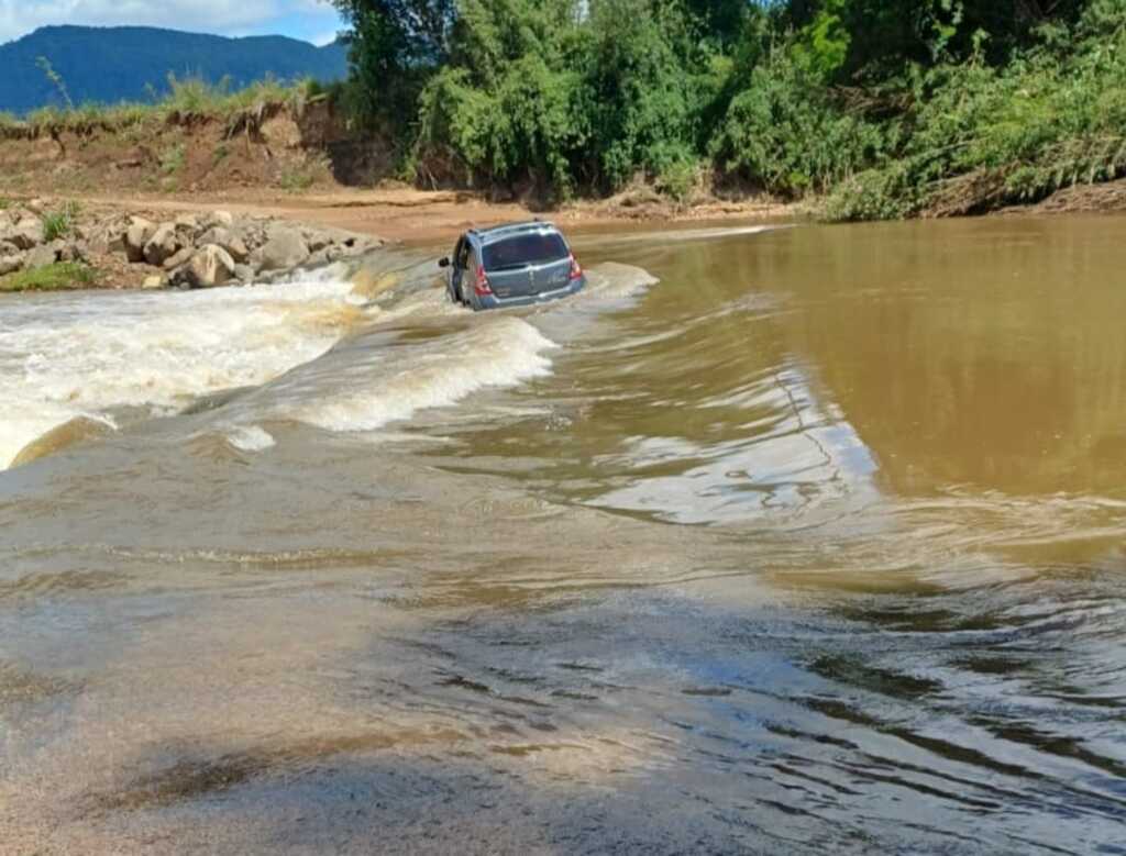 título imagem Carro fica preso em barragem no interior de Faxinal do Soturno