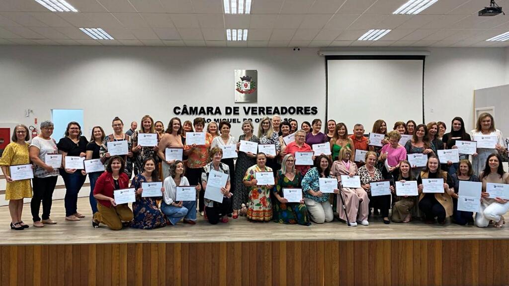 Professores de São Miguel do Oeste são homenageados na Câmara