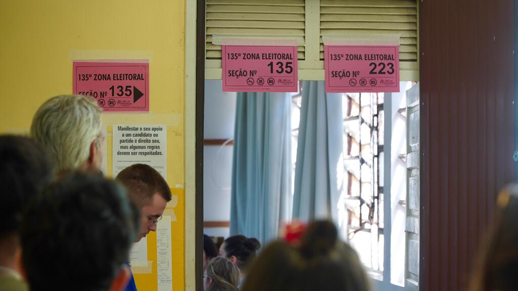 Foto: Vinícius Machado - Na Escola Margarida Lopes, pessoas fizeram filas para votar cedo