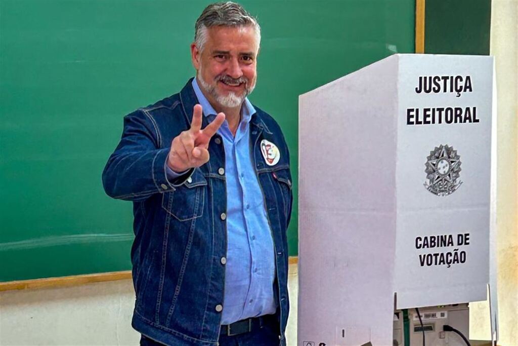 Ministro Paulo Pimenta vota na manhã deste domingo