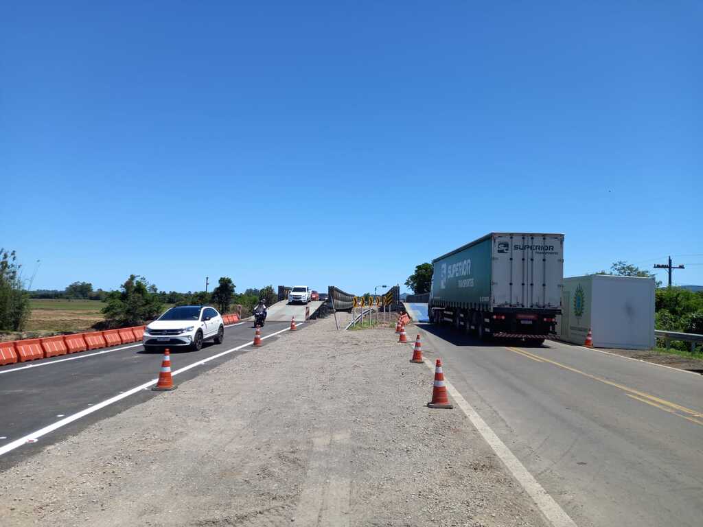 título imagem Liberado o trânsito na segunda ponte móvel sobre o Arroio Grande na RSC-287