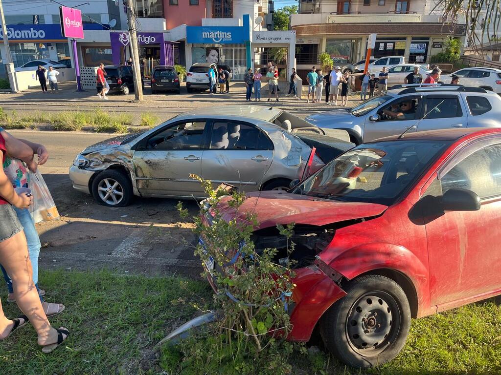 Dois adultos e duas crianças ficam feridas em capotamento na Faixa Velha de Camobi