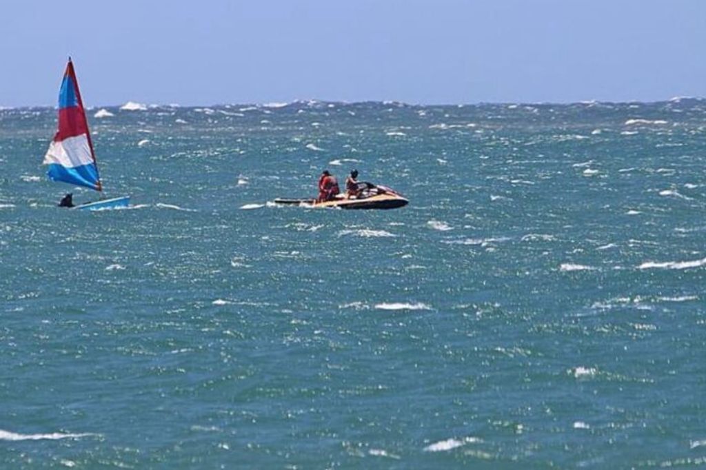  - Dois veleiros estavam naufragando na Praia Central e tripulantes foram resgatados (Foto: @markphotosurf, Reprodução)