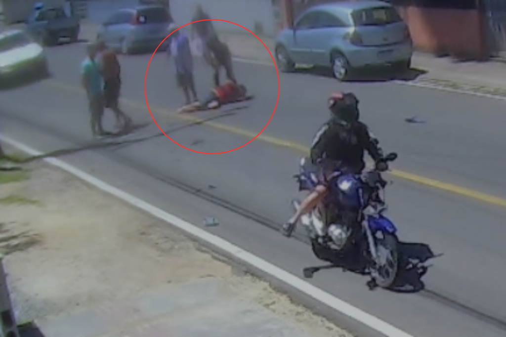 Imagem reprodução - Idoso é atropelado por motoqueiro empinando moto em Garopaba; confira o vídeo