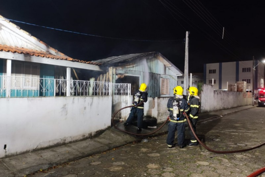 Imagem divulgação Corpo de Bombeiros - Em Imaruí, homem é preso suspeito de atear fogo em residência