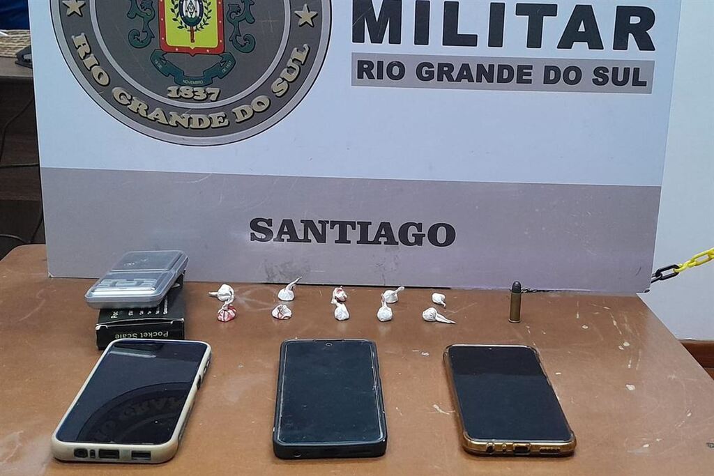 título imagem Trio é preso por tráfico de drogas em Santiago