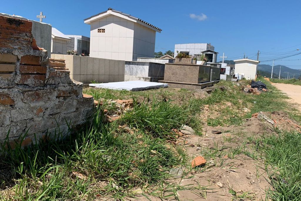  - Moradores e visitantes seguem apreensivos com a situação, temendo que o descaso afete as homenagens no Dia de Finados - Foto: Otaviano Carvalho