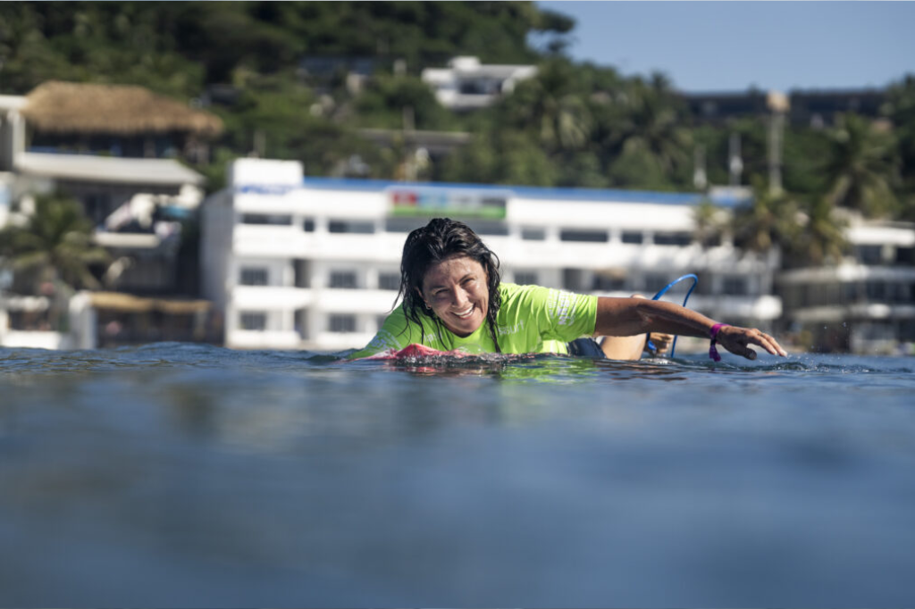 Imagem Sean Evans / ISA - Moradora de Garopaba (SC) conquista prata no Mundial de Surf Master aos 61 anos