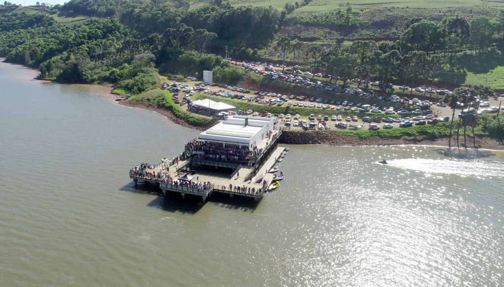 Motonáutica arrasta multidão para o lago da Marina em Abdon Batista