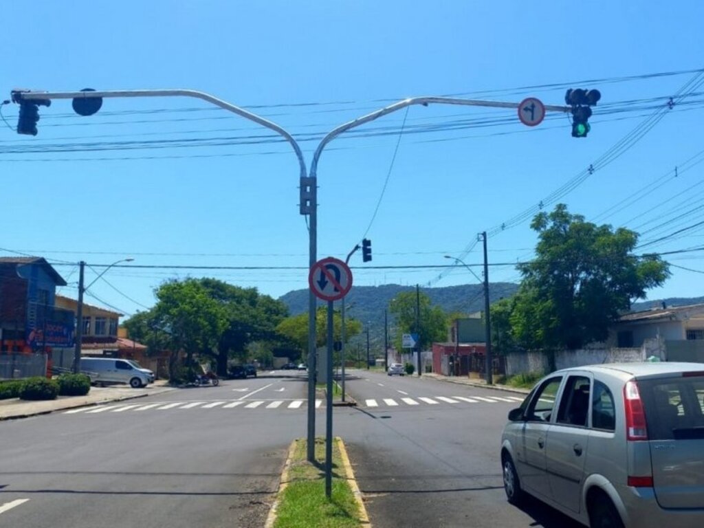 Novos semáforos são instalados no cruzamento da Avenida Liberdade com a Rua Ernesto Beck, no Bairro Passo D'Areia