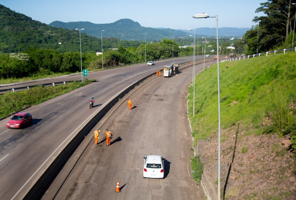 Começa a colocação da última camada de asfalto em trecho da Travessia Urbana