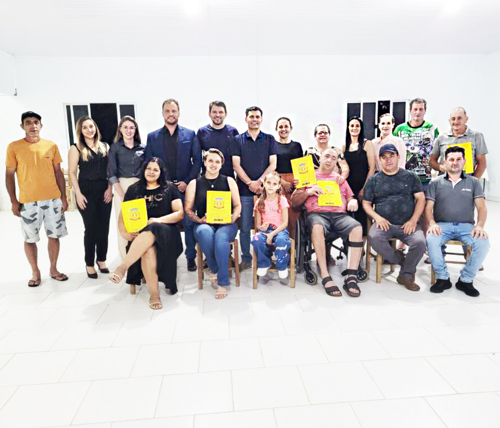 Proprietários de terrenos do Núcleo Bernardt, no Distrito de Santa Lúcia, recebem as escrituras através da Lei da REURB