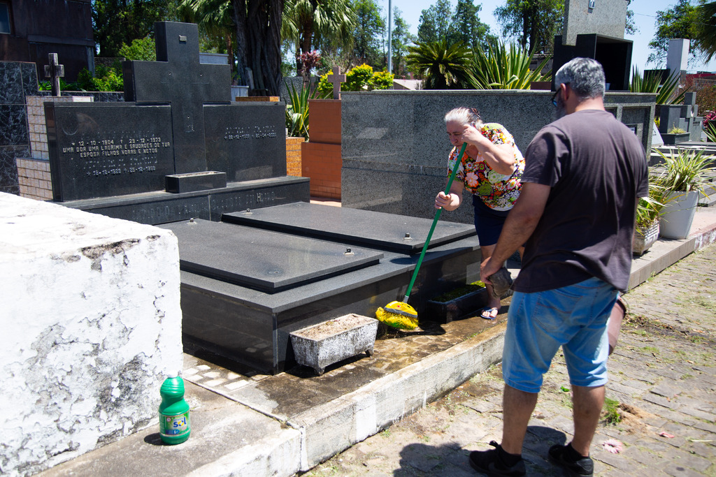 Famílias e funcionários da prefeitura preparam os cemitérios de Santa Maria para o Dia de Finados; confira os horários de visita e de ônibus