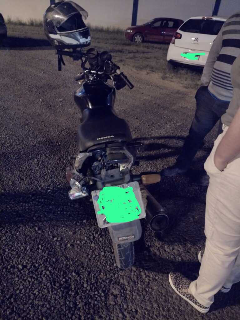 Após colidir com motocicleteta, carro foge do local em Correia Pinto