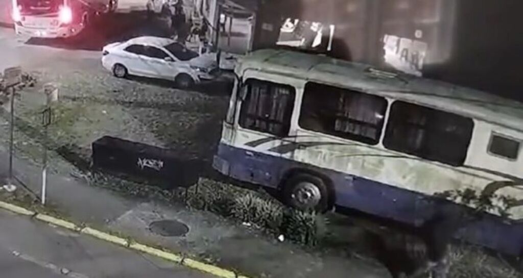 Foto: Reprodução Redes Sociais - Criança de 3 anos, com necessidades especiais, foi deixada pelo pai durante parada do ônibus em Três Coroas, em 22 de outubro