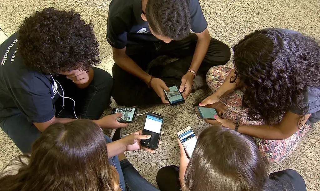 Comissão de Educação aprova projeto que proíbe celular em escolas