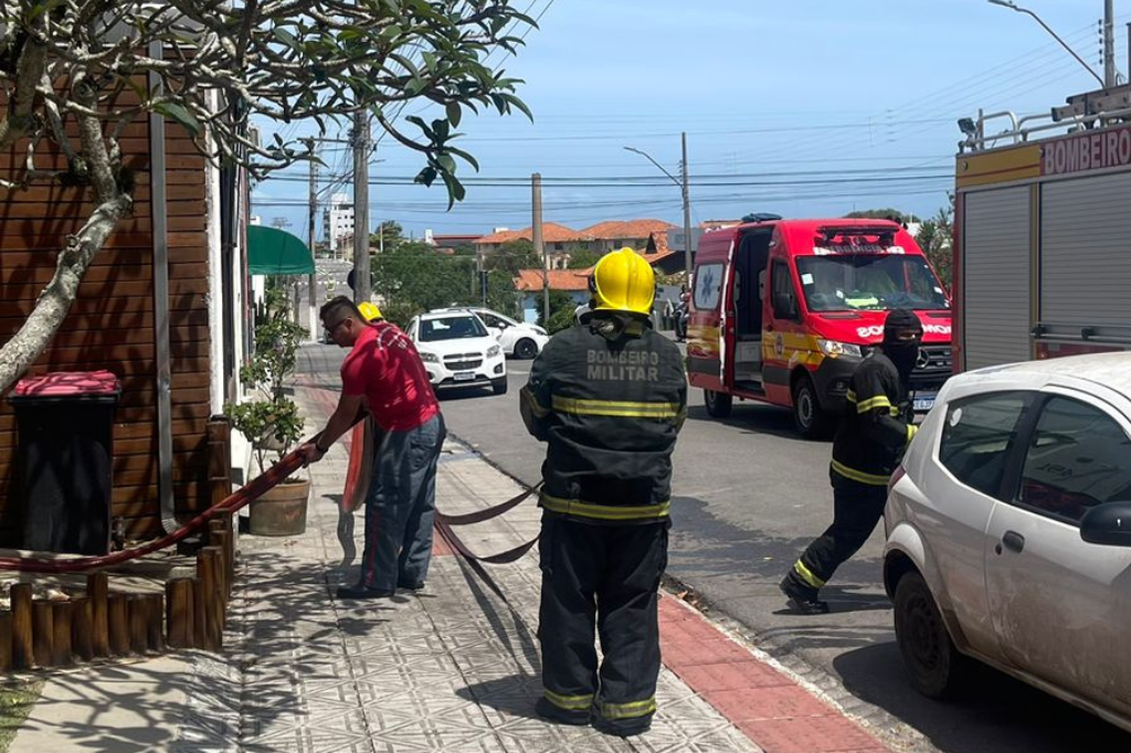 Imagem Cheilla Borges/RSC Portal - Bombeiros contêm incêndio em restaurante no Centro de Imbituba nesta sexta