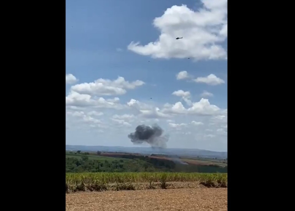 Fotos: Reprodução Redes Sociais - Avião T-27 Tucano caiu na tarde desta sexta-feira às margens da Rodovia Anhanguera, em Pirassununga. A piloto conseguiu se ejetar e foi resgatada com ferimentos leves