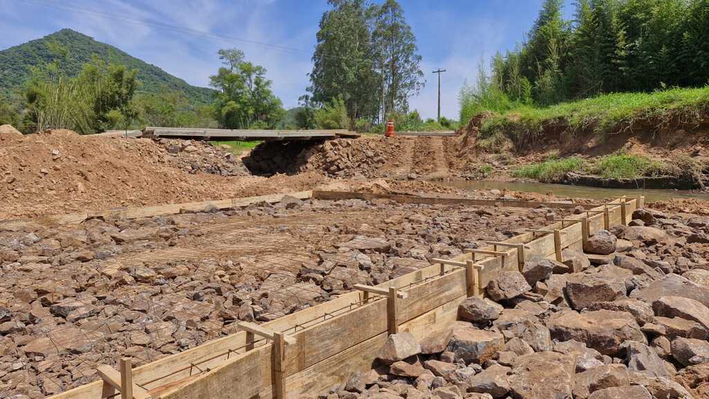 Equipe inicia concretagem para construção de nova ponte móvel sobre o Rio Guarda-Mor, no interior de Faxinal do Soturno