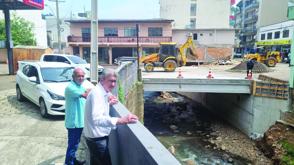 Em tempo recorde a Prefeitura constrói ponte