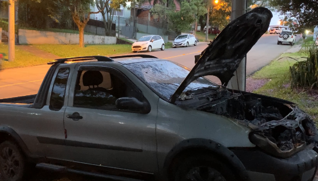 Carro fica com o motor danificado após pegar fogo no Bairro São José, em Santa Maria