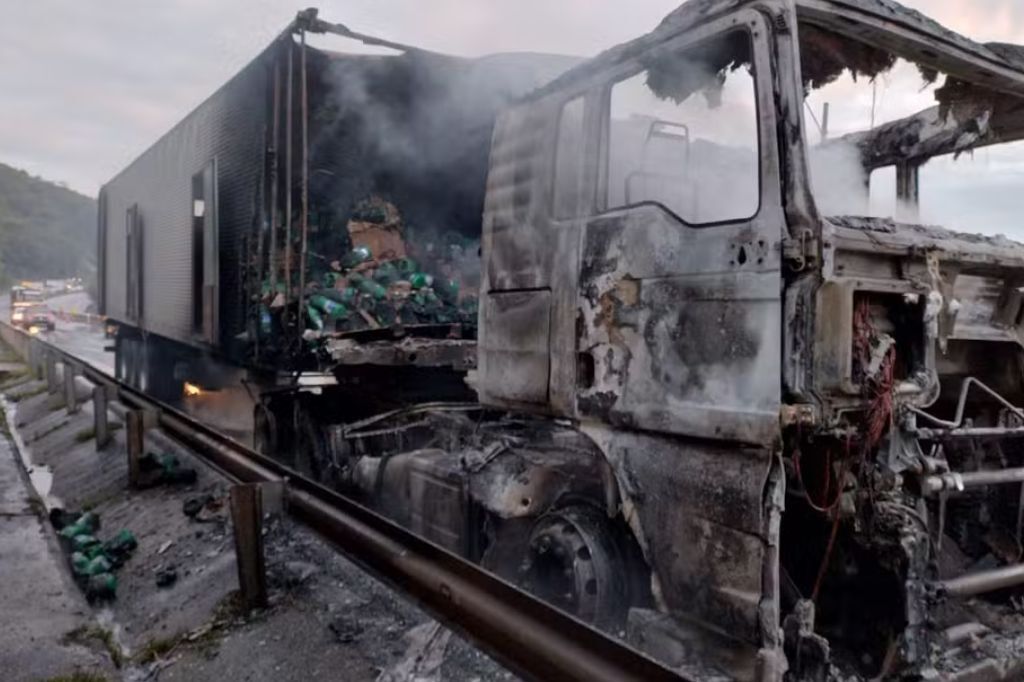  - O Corpo de Bombeiros Militar foi acionado por volta das 4h15 e verificou que a cabine já estava completamente destruída e o incêndio chegava perto da carga de hipoclorito de sódio - Foto: divulgação