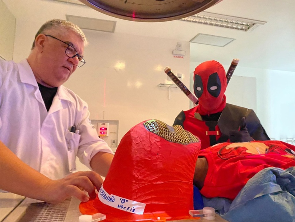 Máscaras personalizadas de super-heróis ajudam crianças em sessões de radioterapia no Husm