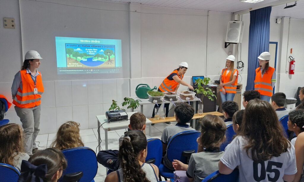 Alunos de Joinville aprendem sobre preservação ambiental com experimento sobre qualidade da água