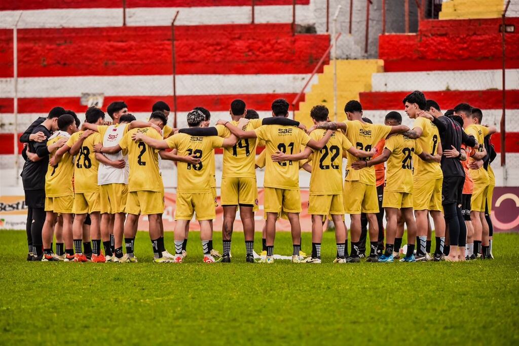 Sub-17 do Inter-SM disputa torneio com 10 equipes em Passo Fundo