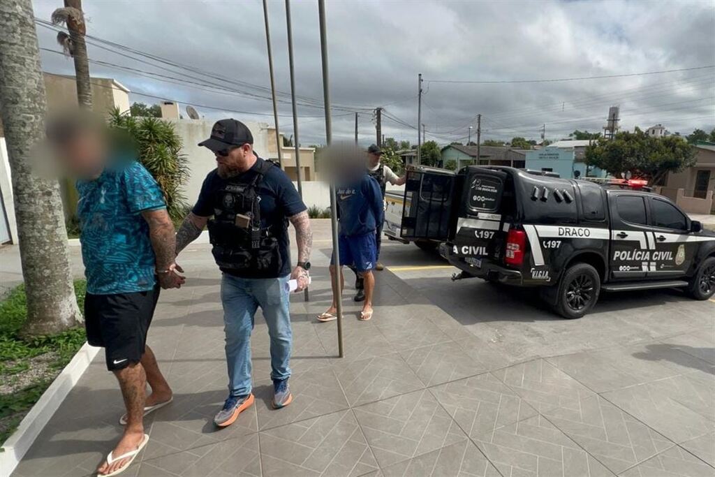 Dupla é presa com arma usada em homicídio após invadir residência e expulsar moradores em cidade da região