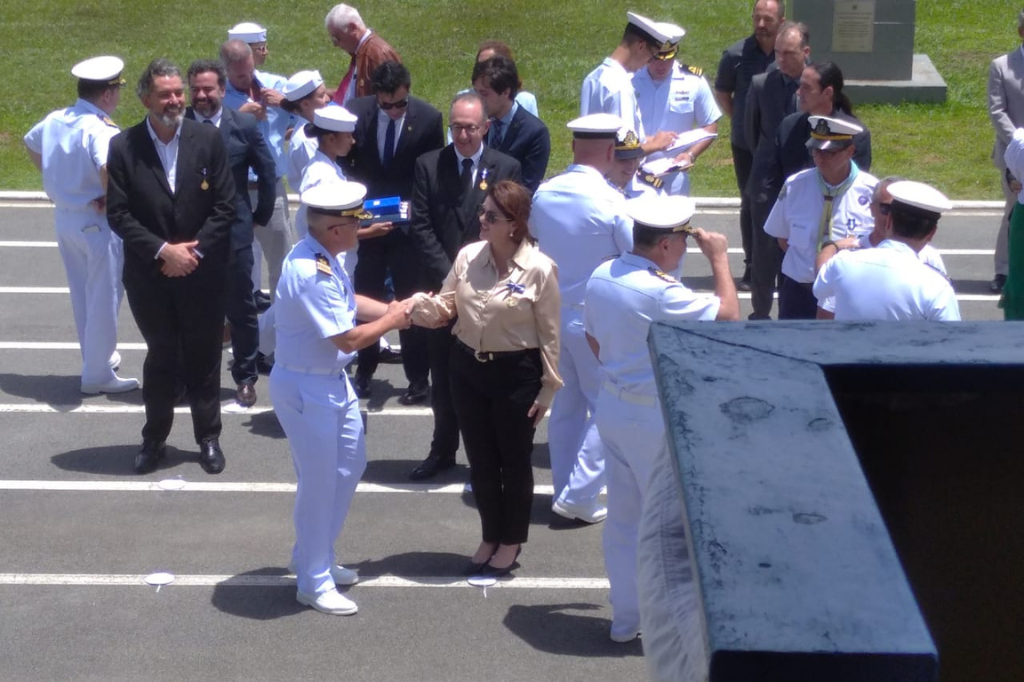 Imagem reprodução - Sargento Cláudia da PM de Imbituba recebe medalha Amiga da Marinha do Brasil