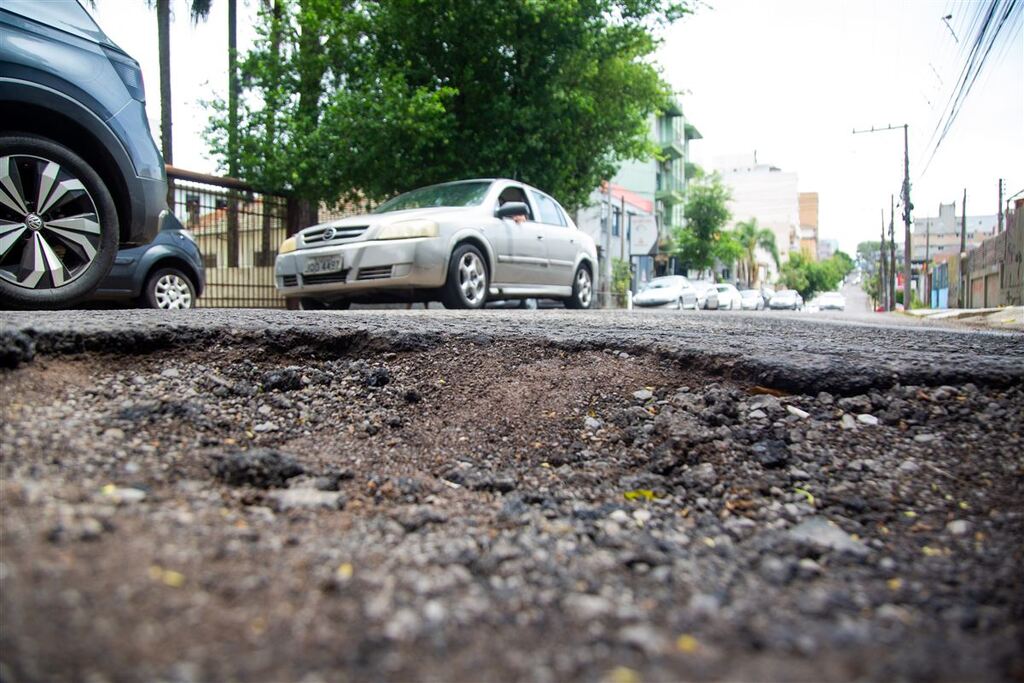 Buracos nas ruas seguem sendo desafio e dor de cabeça para os motoristas de Santa Maria