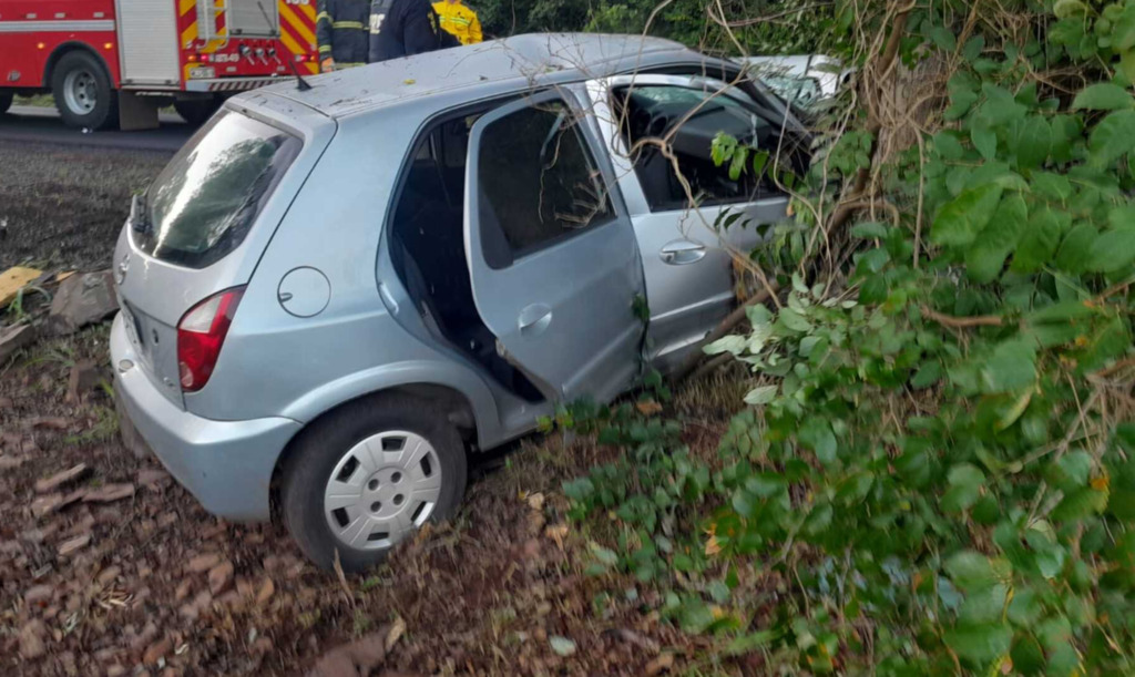 Saída de pista seguida de colisão em árvore na BR 282