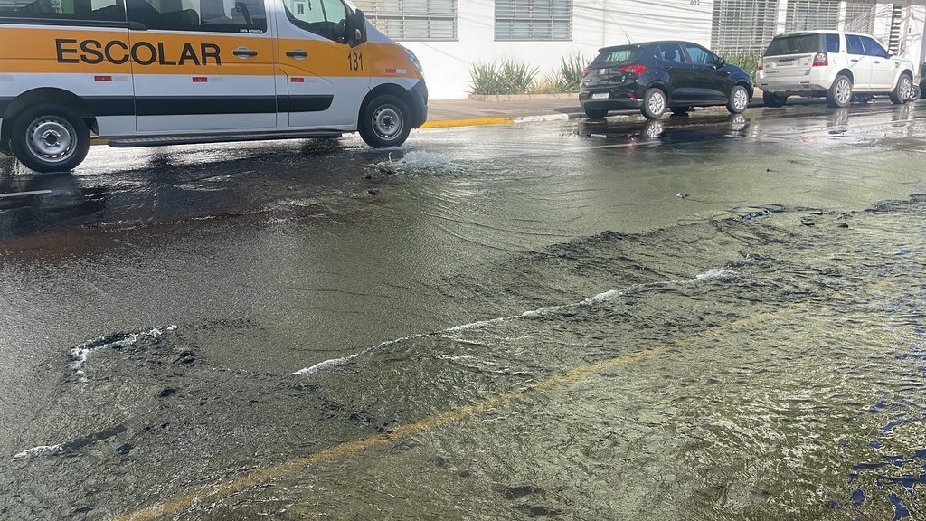 Rompimento de adutora causa transtornos em rua central de Santa Maria