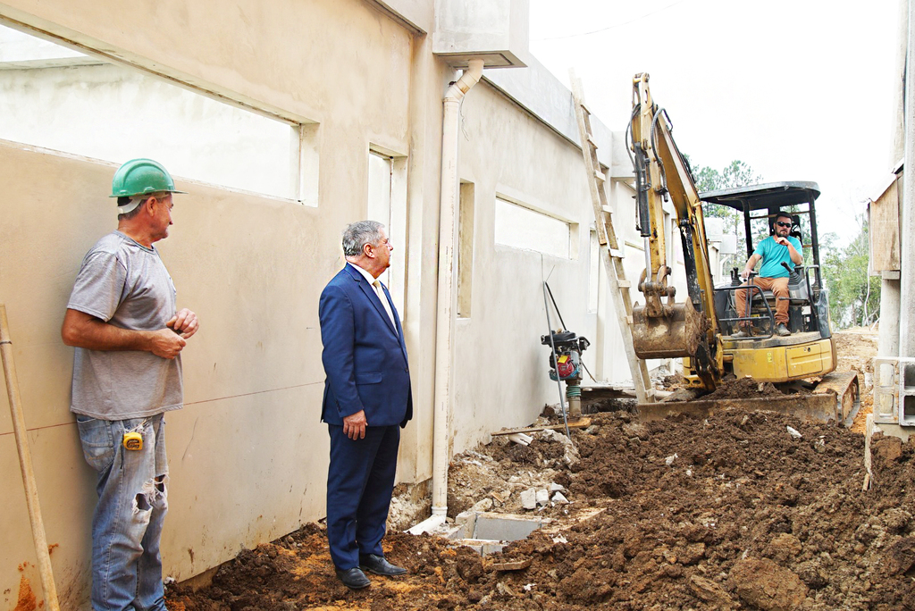 Programa do deputado Mário Motta desvenda atrasos e falhas em obras da Educação em SC