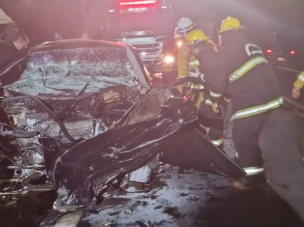 Acidente na BR-470 entre carro e carreta mata motorista em Indaial