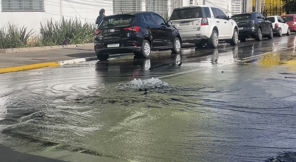 Rompimento de adutora afeta o abastecimento de água e o trânsito no centro de Santa Maria