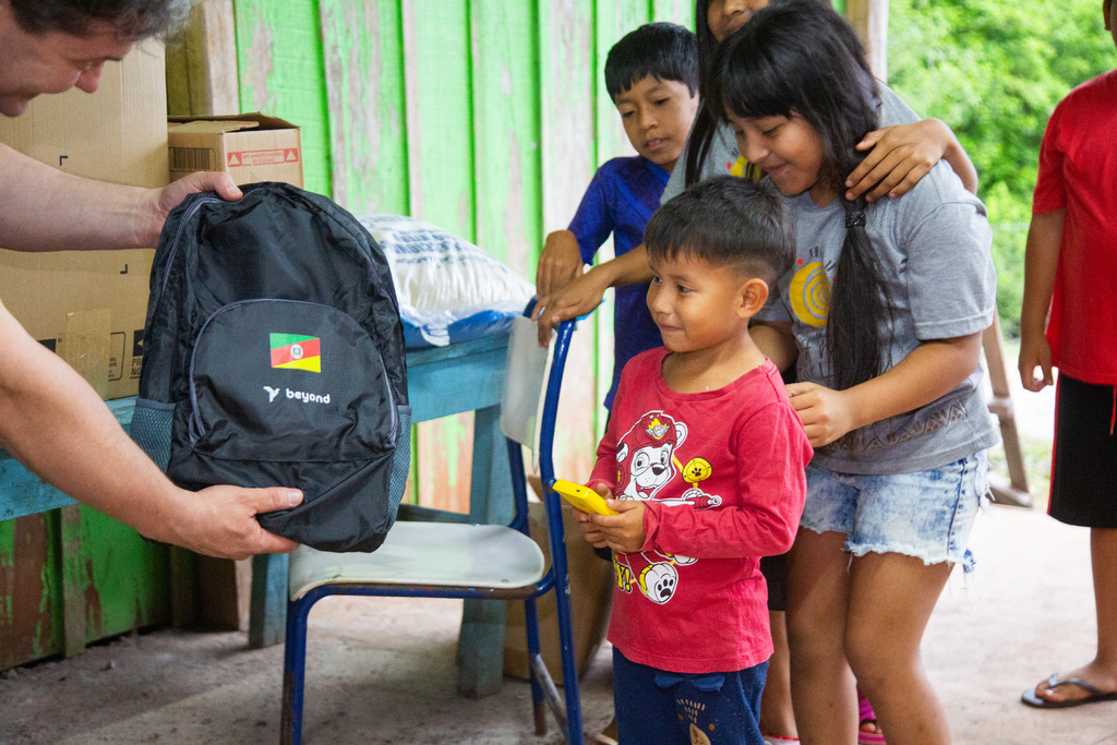 Alunos das aldeias indígenas de Santa Maria recebem kit de material escolar