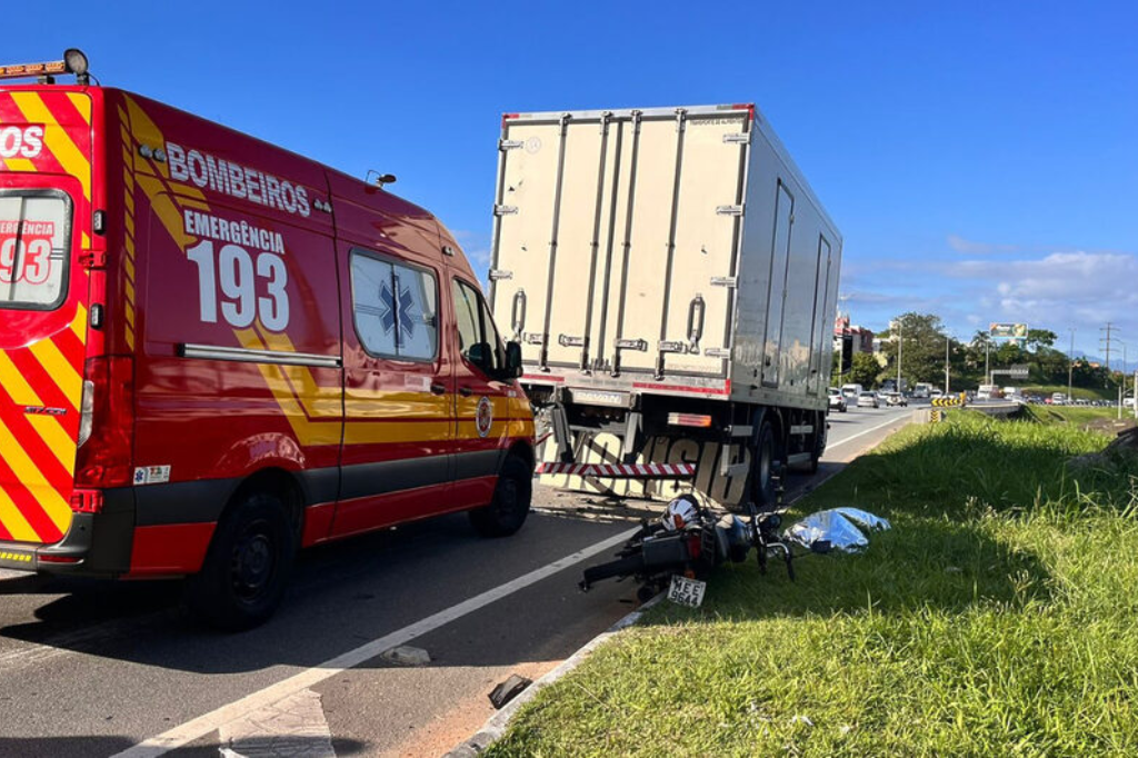 Imagem Carol Fernandes, NSC TV - Motociclista morre ao colidir com caminhão parado na BR