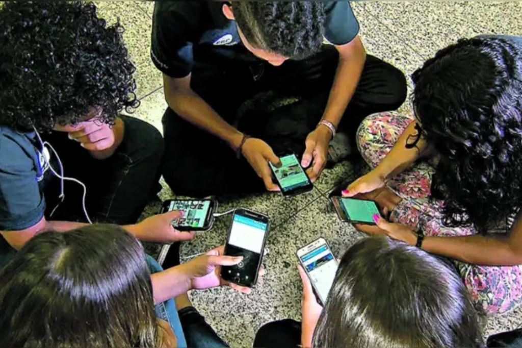 Deputados de SP aprovam proibição de celulares nas escolas