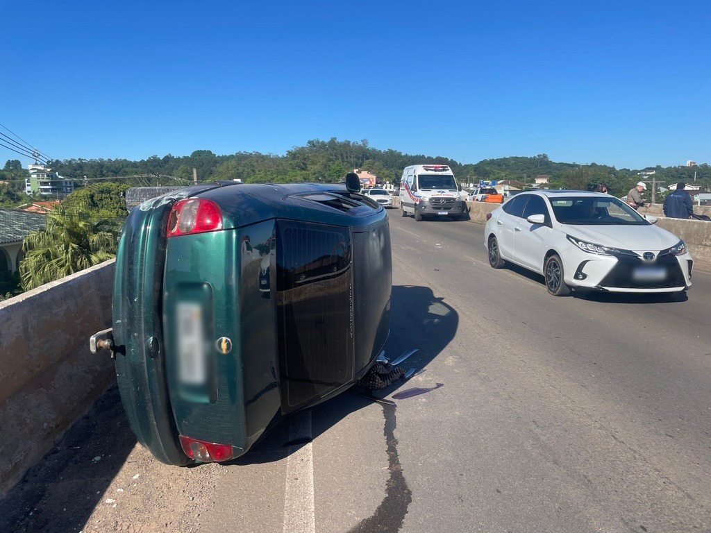 Capotamento provoca outros dois acidentes na Faixa Velha de Camobi na manhã desta quarta