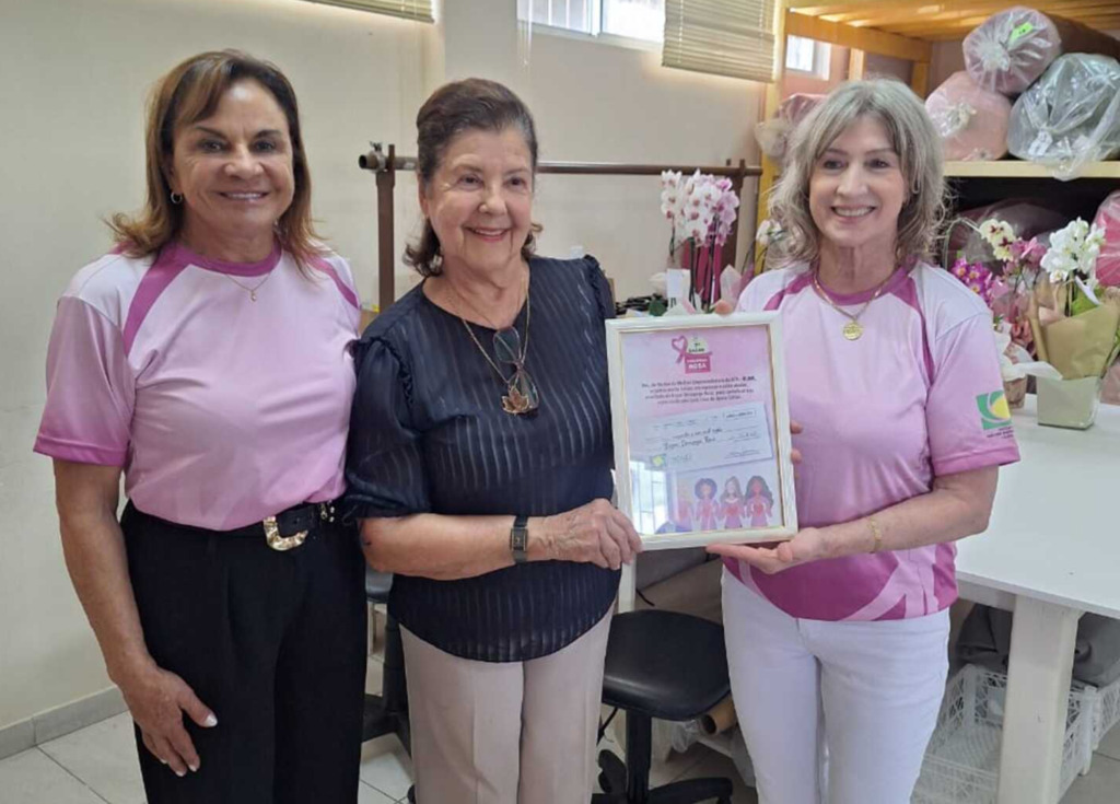 Núcleo da Mulher entrega cheque de R$ 61 mil para a Casa Colibri