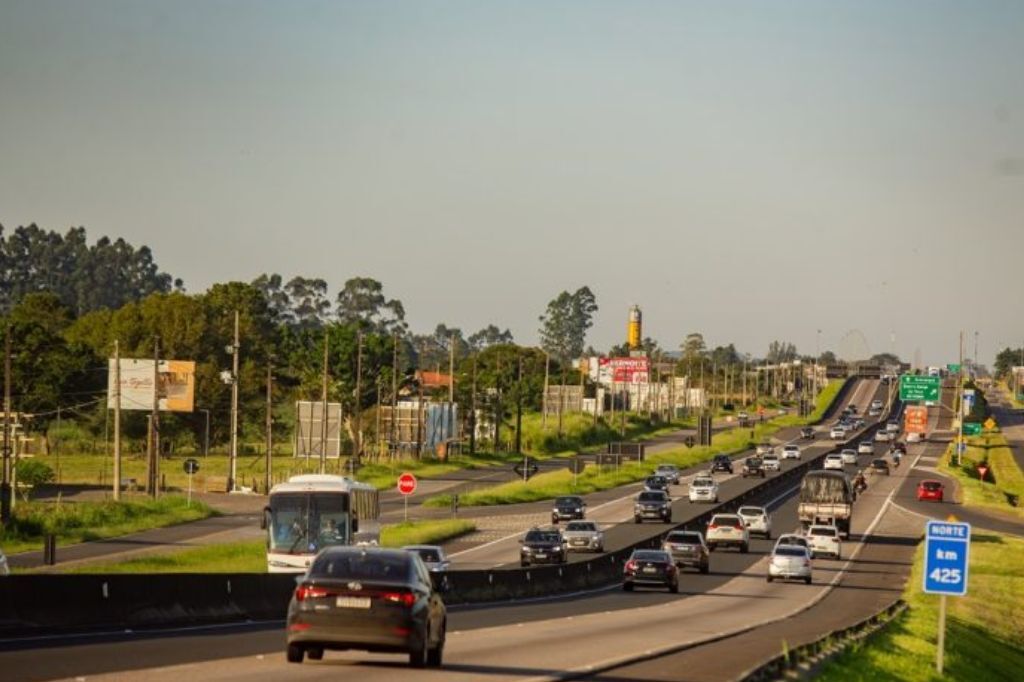 Feriado deve levar mais de 700 mil veículos ao trecho Sul da BR-101